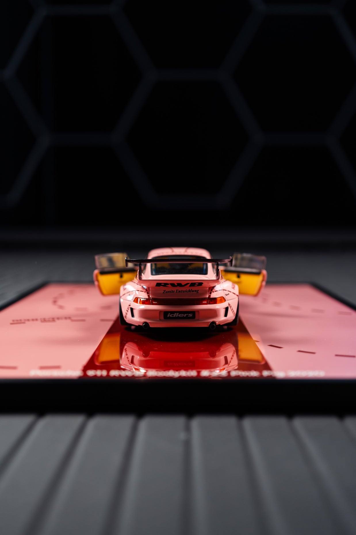 Obraz s modelem Porsche 911 RWB Bodykit #23 Ping Pig 2020 (50x40 cm)