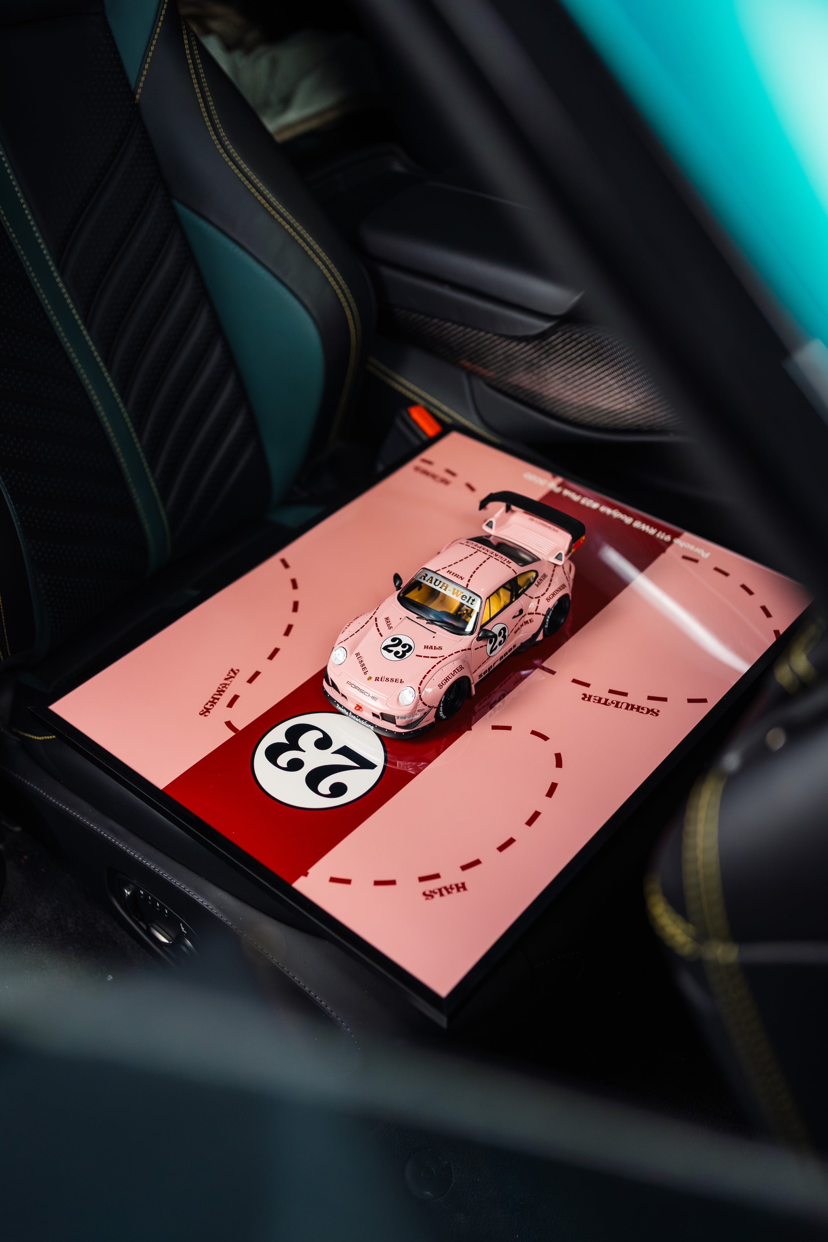 Obraz s modelem Porsche 911 RWB Bodykit #23 Ping Pig 2020 (50x40 cm)