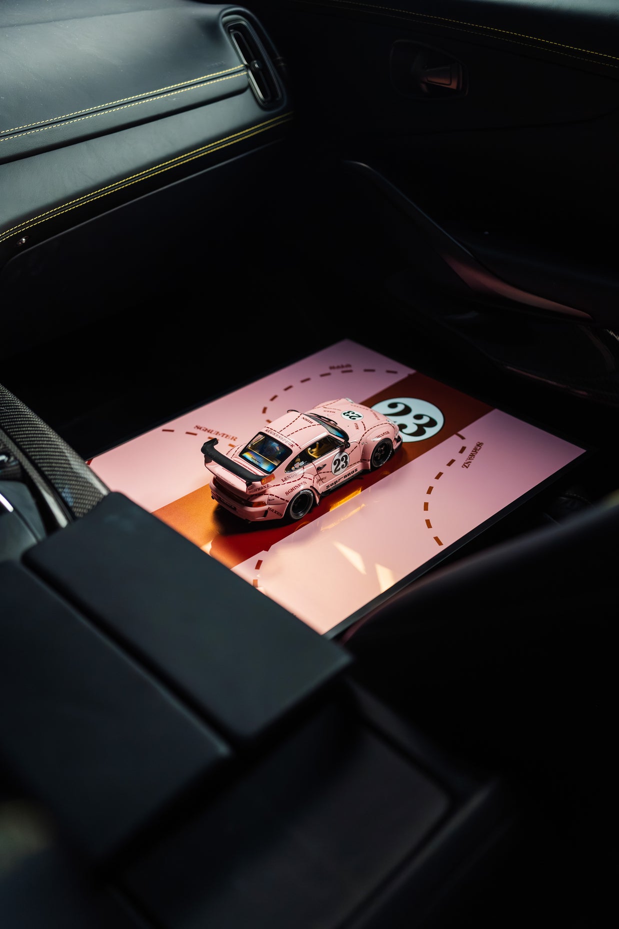 Obraz s modelem Porsche 911 RWB Bodykit #23 Ping Pig 2020 (50x40 cm)