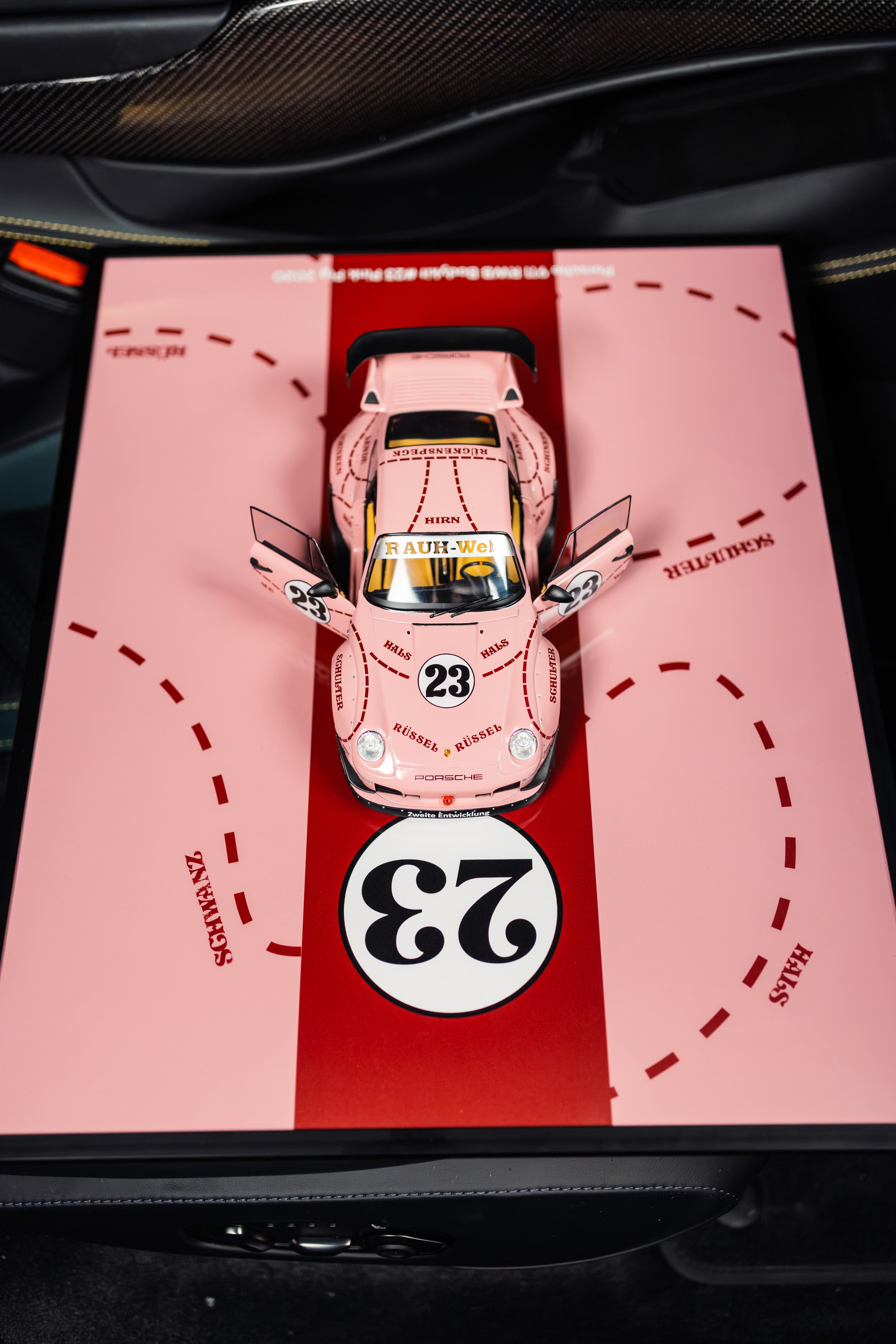 Obraz s modelem Porsche 911 RWB Bodykit #23 Ping Pig 2020 (50x40 cm)