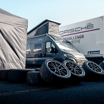 ŽIVOTNÍ ZÁŽITEK - Na den závodníkem v Porsche Cayman GT4 RS Clubsport