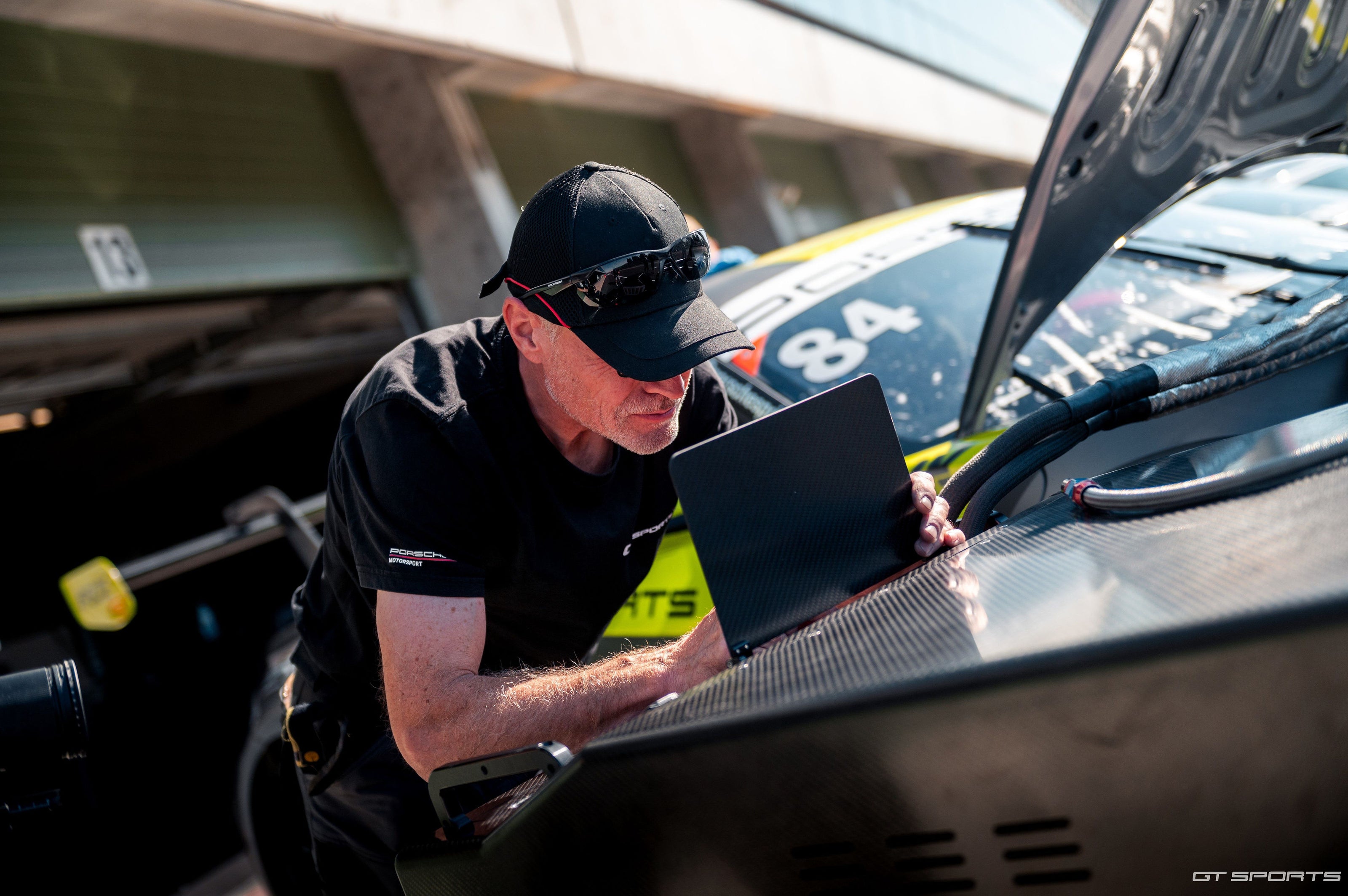 ŽIVOTNÍ ZÁŽITEK - Na den závodníkem v Porsche Cayman GT4 RS Clubsport