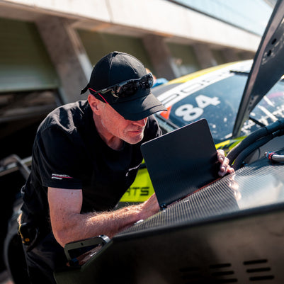 ŽIVOTNÍ ZÁŽITEK - Na den závodníkem v Porsche Cayman GT4 RS Clubsport