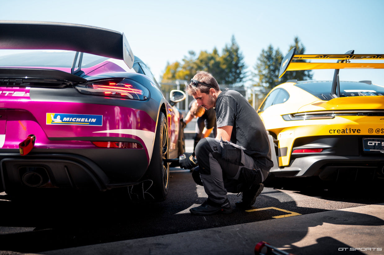 ŽIVOTNÍ ZÁŽITEK - Na den závodníkem v Porsche Cayman GT4 RS Clubsport