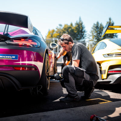 ŽIVOTNÍ ZÁŽITEK - Na den závodníkem v Porsche Cayman GT4 RS Clubsport