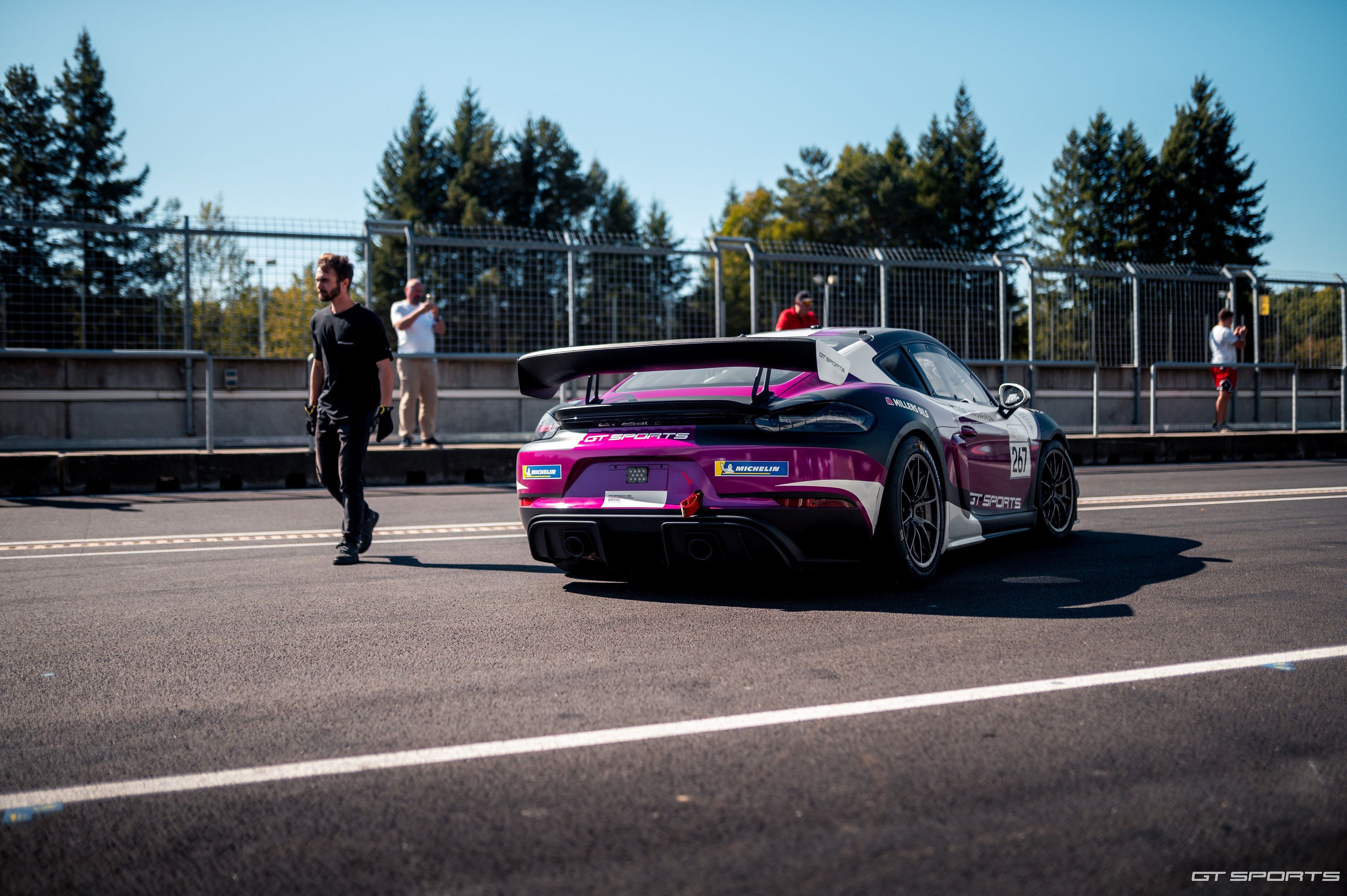 ŽIVOTNÍ ZÁŽITEK - Na den závodníkem v Porsche Cayman GT4 RS Clubsport