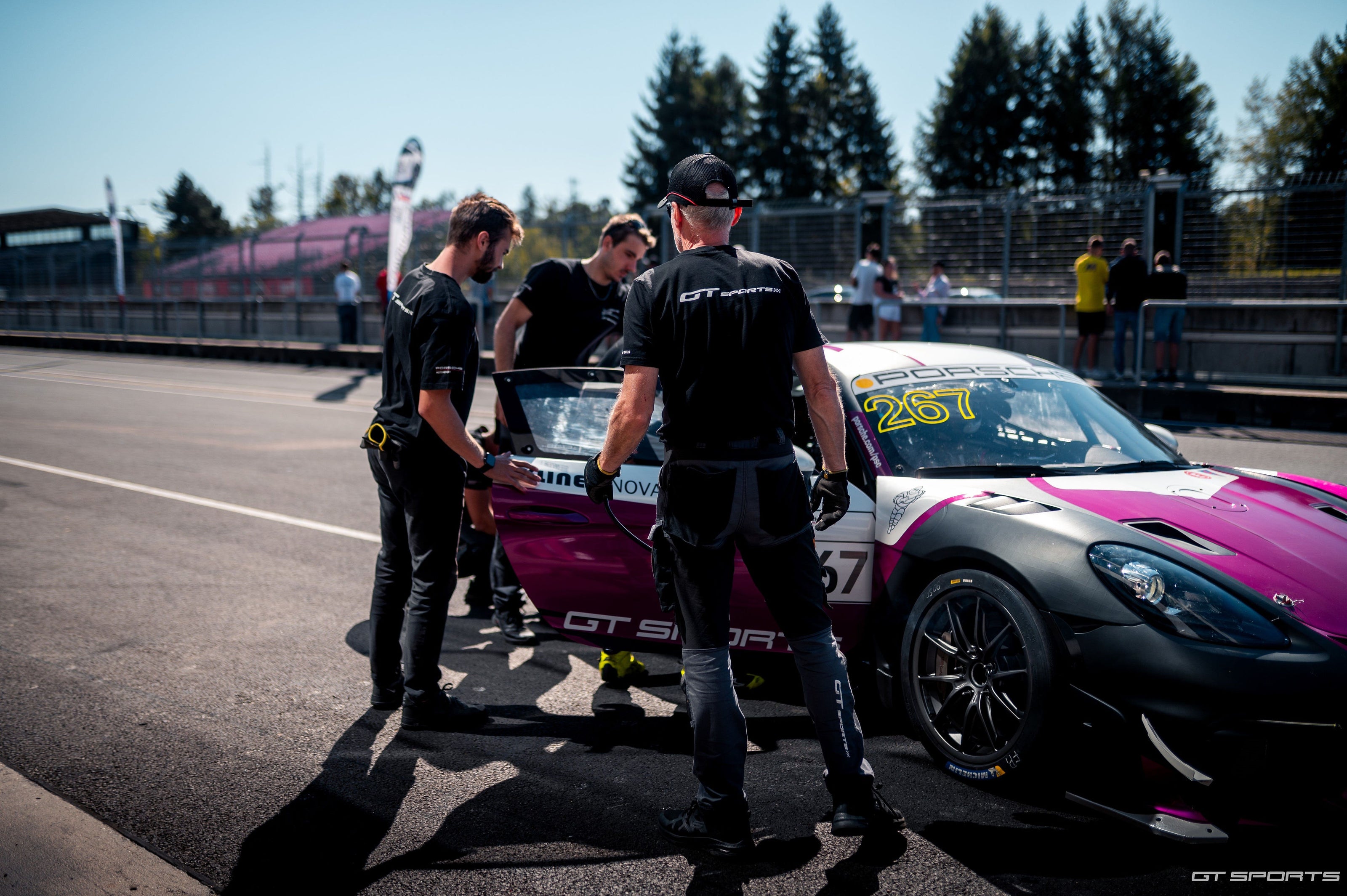 ŽIVOTNÍ ZÁŽITEK - Na den závodníkem v Porsche Cayman GT4 RS Clubsport