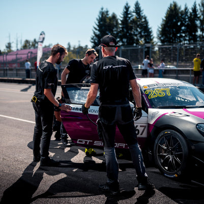 ŽIVOTNÍ ZÁŽITEK - Na den závodníkem v Porsche Cayman GT4 RS Clubsport