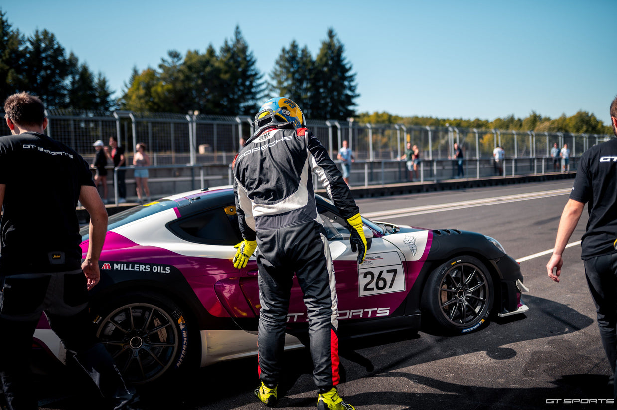 ŽIVOTNÍ ZÁŽITEK - Na den závodníkem v Porsche Cayman GT4 RS Clubsport