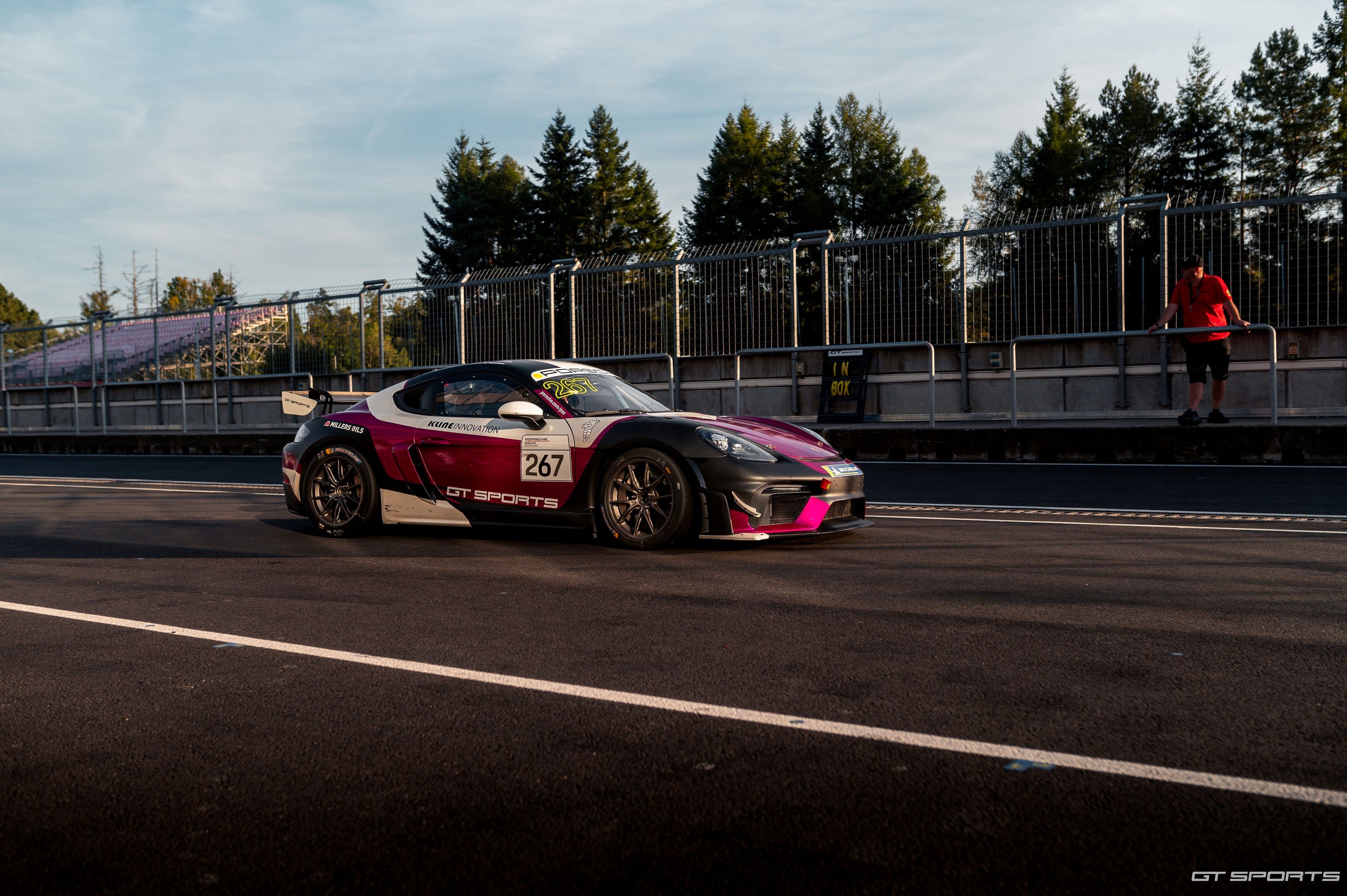 RACE TAXI - adrenalinové svezení v Porsche Cayman GT4 RS